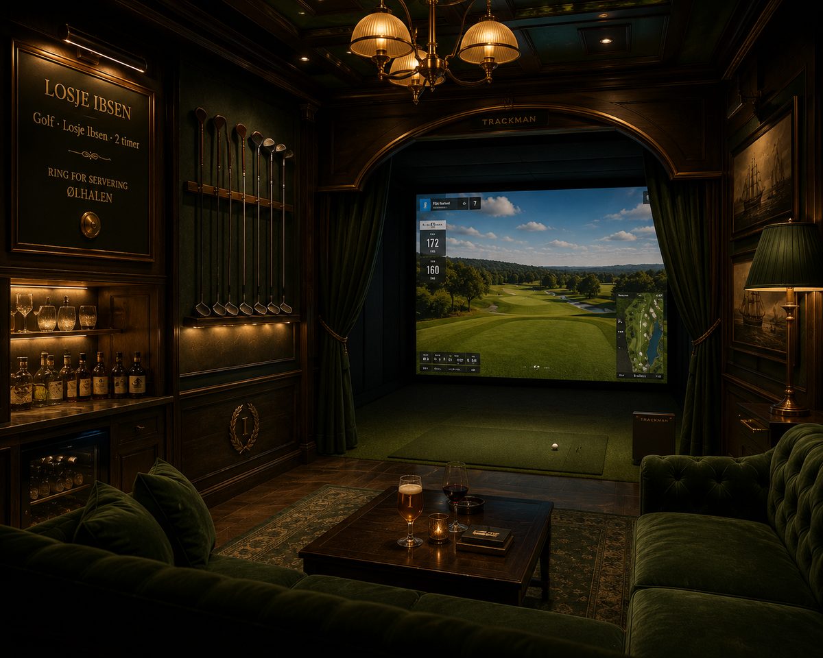 Inspirasjon: golfsimulator i et rom med mørkegrønn fløyel, mørk eik, lysekrone i messing, eget barskap, køller på veggen og skiltet Losje Ibsen med ringeklokke til Ølhallen