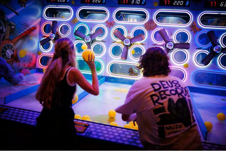 Propellor Toss – spillere kaster baller mot vegg med roterende propeller